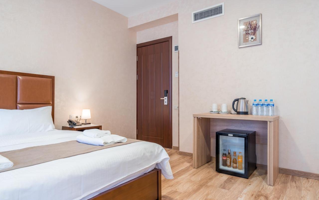 Aura Hotel Tbilisi Esterno foto