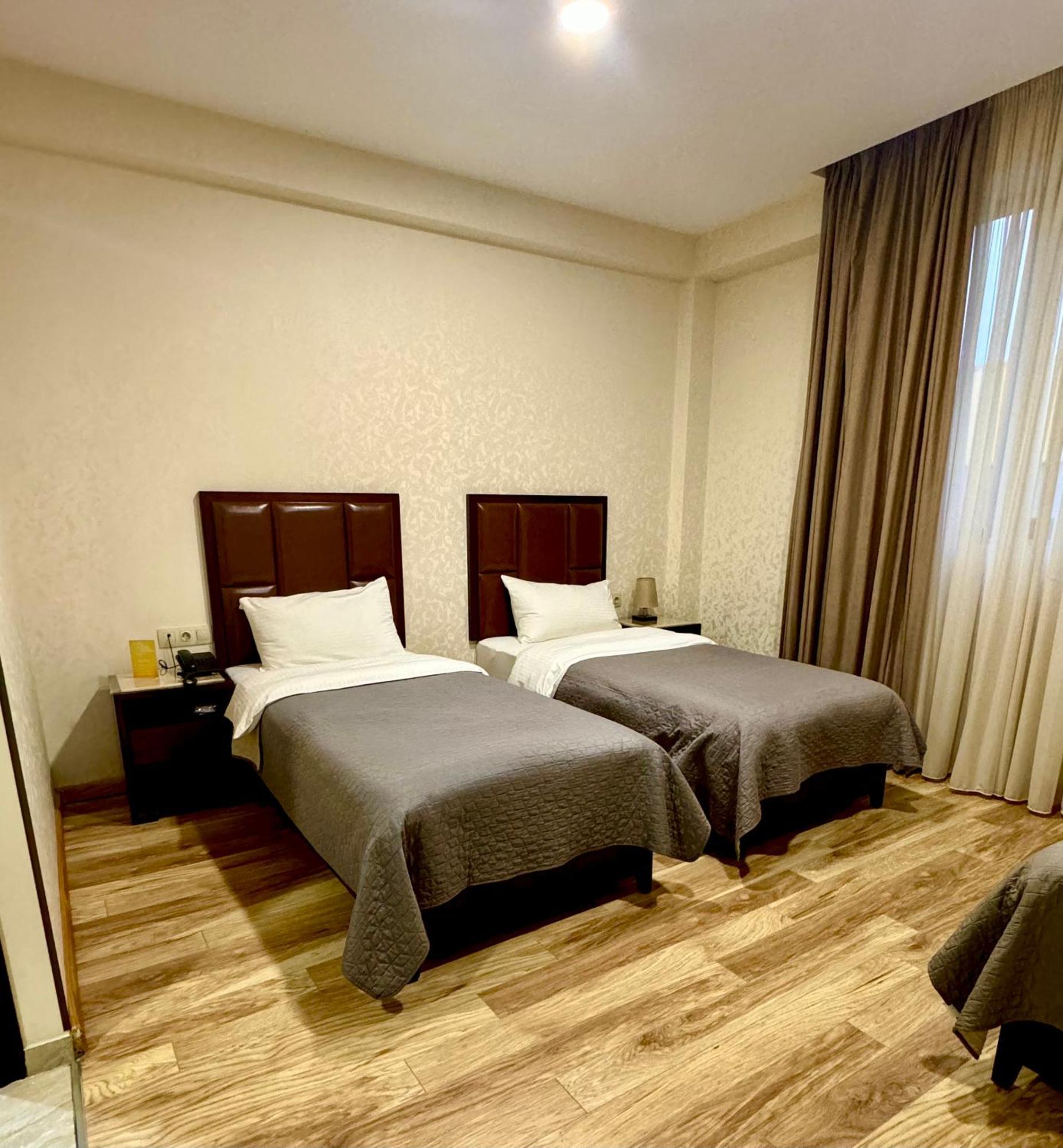 Aura Hotel Tbilisi Esterno foto